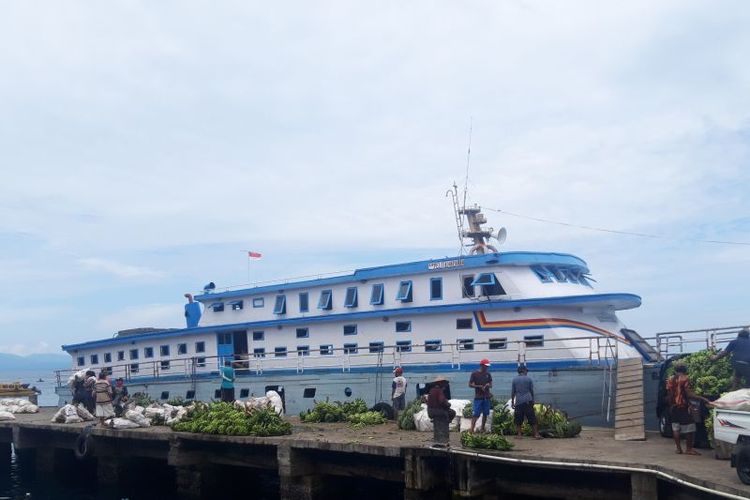 Aktivitas pelayaran antar-pulau di Pelabuhan Ahmad Yani Ternate