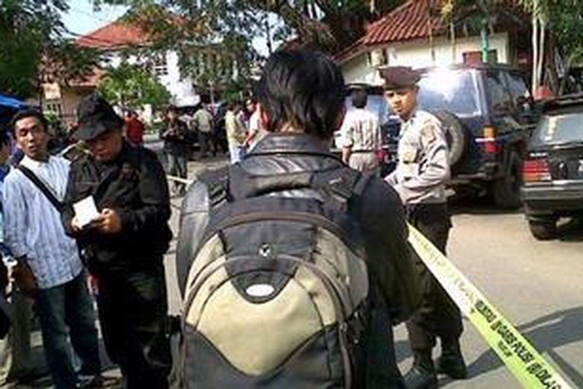 Garis polisi dipasang di sekitar Masjid Mapolresta Cirebon, Jumat (15/4/2011) setelah sebuah bom bunuh diri meledak dan melukai puluhan orang jemaah masjid yang sedang menunaikan shalat Jumat.