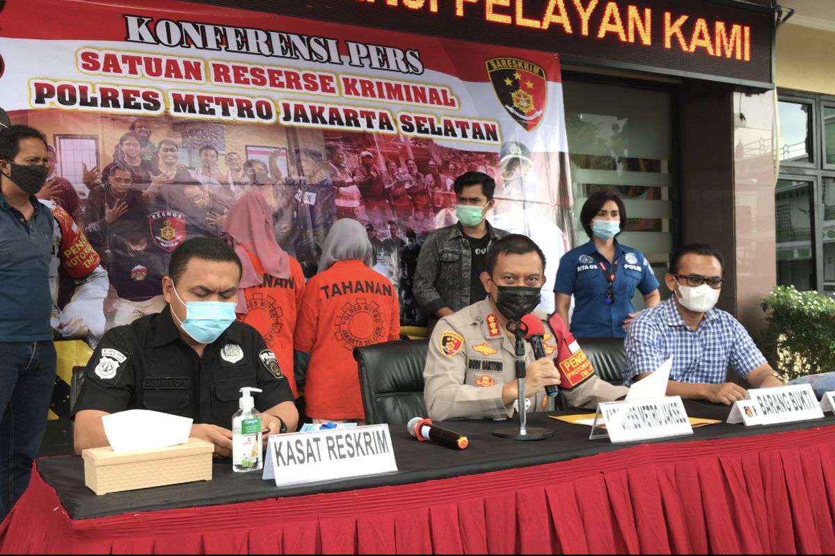 Polres Metro Jakarta Selatan menangkap dua pelaku penganiayaan Lurah Cipete Utara, Nurcahya yang terjadi di Waroeng Brothers & Coffee pda November lalu.