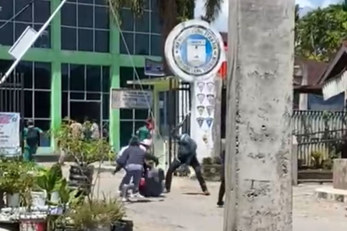 Tangkapan layar video aksi penyerangan pelajar ke SMKN 1 Padang, Kamis (28/7/2022).