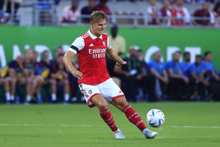 Martin Odegaard beraksi bagi Arsenal pada laga Chelsea vs Arsenal di Camping World Stadium, Orlando, Amerika Serikat, pada 23 Juli 2022.