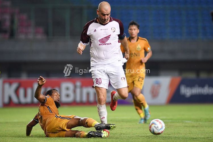 Pemain PSM Makassar Wiljan Pluim dihalau pemain Bhayangkara FC Abdul Rahman saat pertandingan pekan ke-5 Liga 1 2023-2024 yang berakhir dengan skor 1-1 di Stadion Patriot Candrabhaga Bekasi, Sabtu (29/7/2023) malam.