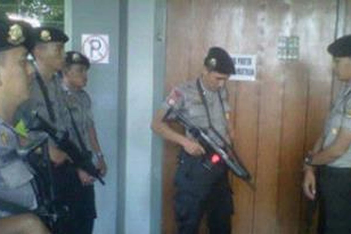 Polisi berjaga-jaga di depan pintu masuk LP Sleman, Yogyakarta.