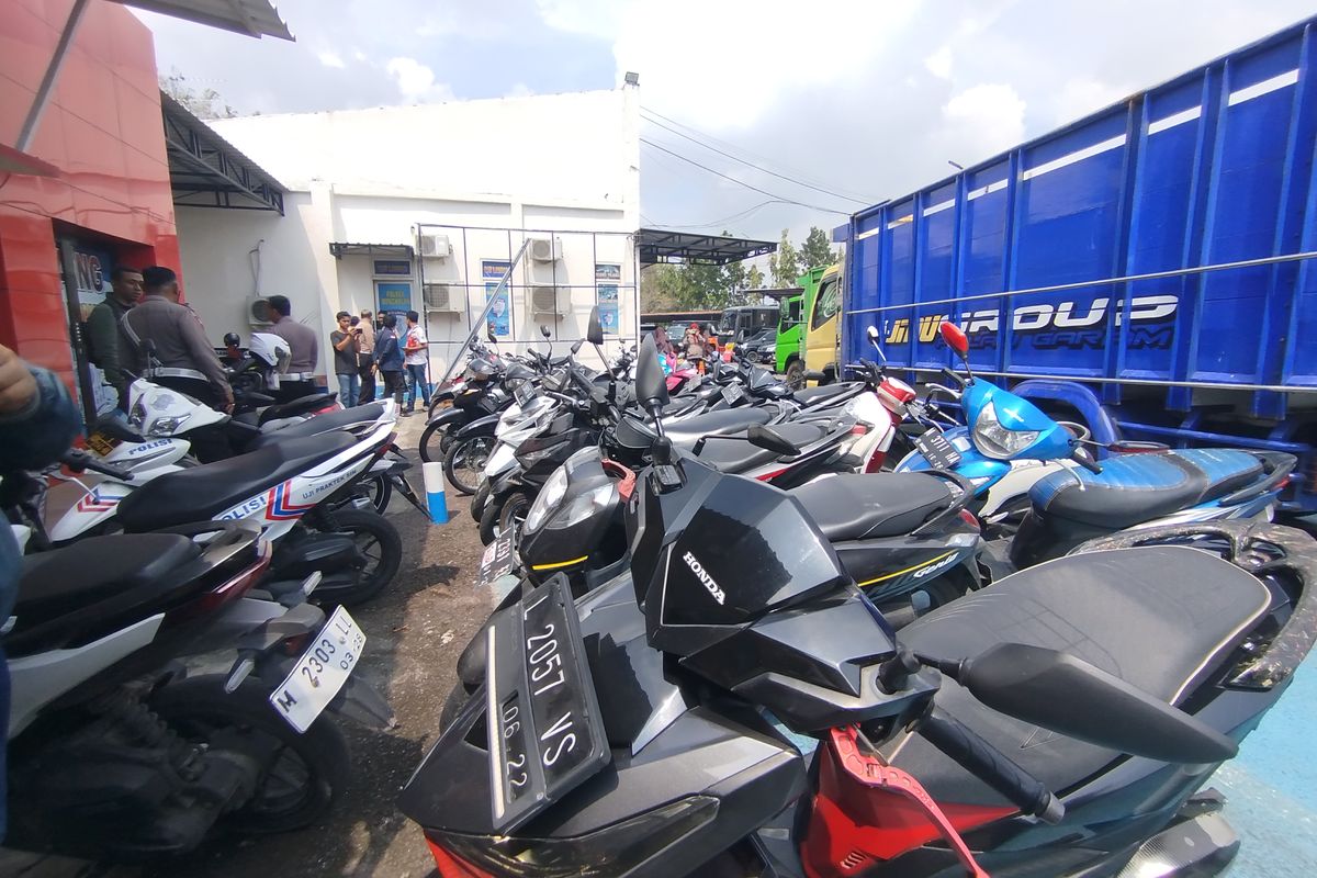 Puluhan motor hasil razia diamankan polisi di Mapolres Bangkalan, Selasa (6/5/2025). 