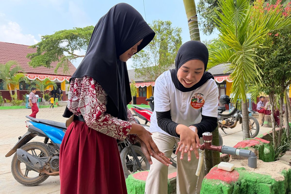 Debora Intan, fasilitator program JAPFA for Kids memberi pendampingan dan edukasi cuci tangan pakai sabun dan air mengalir di SDN 2 Banjarsuri Lampung Selatan.