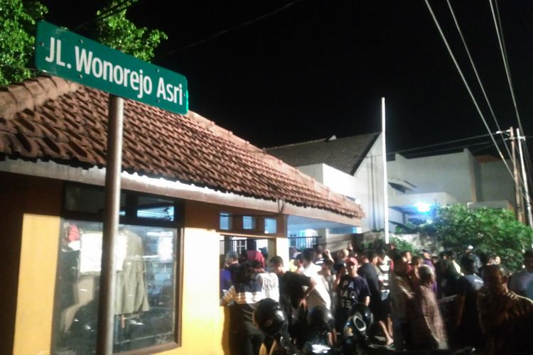 Masyarakat berbondong menyaksikan evakuasi bom di Perumahan Wonorejo Asri, Rungkut, Surabaya.