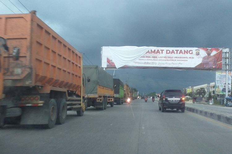 Puluhan truk mengantre untuk melakukan pengisian BBM jenis solar di SPBU perbatasan Kota Pekanbaru dengan Kabupaten Kampar, Riau, Selasa (8/3/2022).