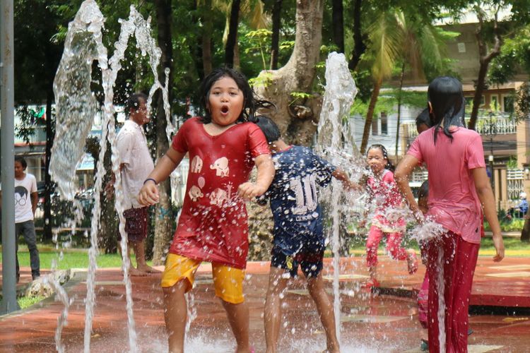 Anak-anak sedang asyik bermain air di Taman Puring Jakarta Selatan 