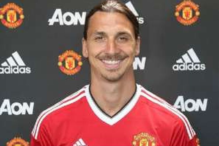 Zlatan Ibrahimovic diperkenalkan sebagai pemain baru Manchester United, Jumat (1/7/2016). 