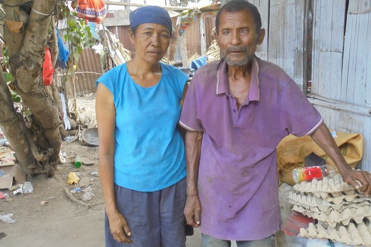 Foto : Kakek Kosmas Dua (66) dan sang isteri, Maria Mimpiana saat ditemui Kompas.com di depan rumah, tepat di Kelurahan Waioti, Kecamatan Alok Timur, Kabupaten Sikka, Flores, NTT, Kamis (31/10/2019).