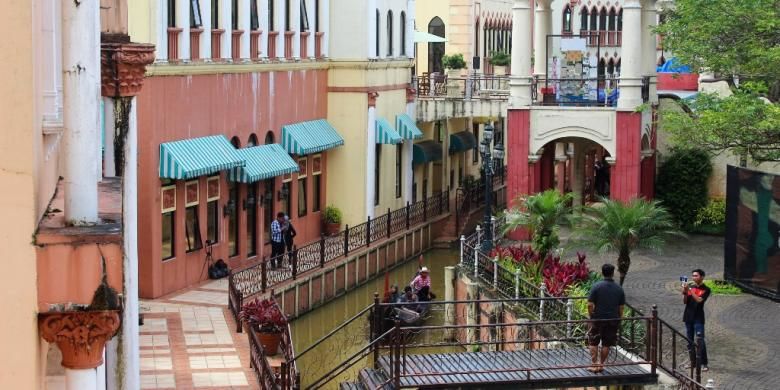 Suasana kawasan wisata venice, barisan gedung bernuansa eropa dan aliran sungai kecil membawa suasana pengunjung ke Venesia.