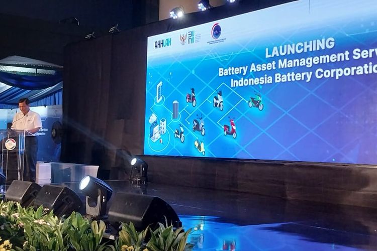 Menko Bidang Kemaritiman dan Investasi, Luhut B. Pandjaitan menyampaikan sambutan dalam peluncuran Battery Asset Management Services Indonesia Battery Corporation yang berlangsung di Kantor Kemenko Marves, Jakarta, Senin (12/6/2023).