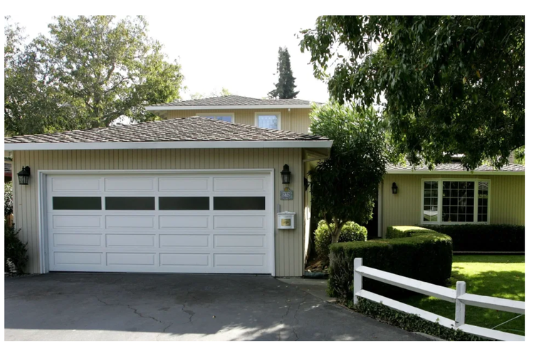 Garasi rumah Susan Wijcicki di Menlo Park, California. Garasi inilah yang disewakan kepada Larry Page dan Sergey Brin untuk digunakan sebagai kantor pertama Google.