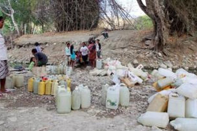 Kekeringan menyebabkan warga Desa Sanleo, Kecamatan Malaka Timur, Kabupaten Belu, Nusa Tenggara Timur, harus antre untuk mengambil air bersih, Minggu (1/11). Sumber air ini berjarak sekitar 5 kilometer dari desa mereka.