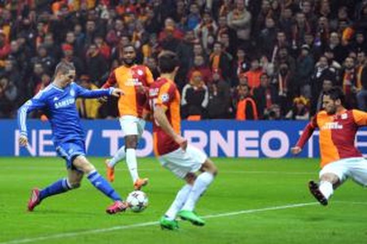 Penyerang Chelsea Fernando Torres (kiri) melepaskan tembakan yang berujung gol ke gawang Galatasaray, pada pertandingan leg pertama 16 besar Liga Champions, di Ali Sami Yen Spor Kompleksi, Rabu (26/2/2014).