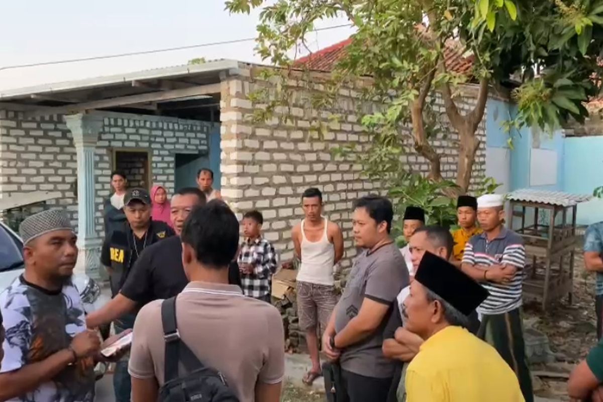 Cekcok warga dengan petugas bea cukai di Desa Tobungan, Kecamatan Galis, Kabupaten Pamekasan, karena petugas akan menyita mesin produksi rokok. Peristiwa ini terjadi pada Minggu (11/8/2024). Video ini viral.
