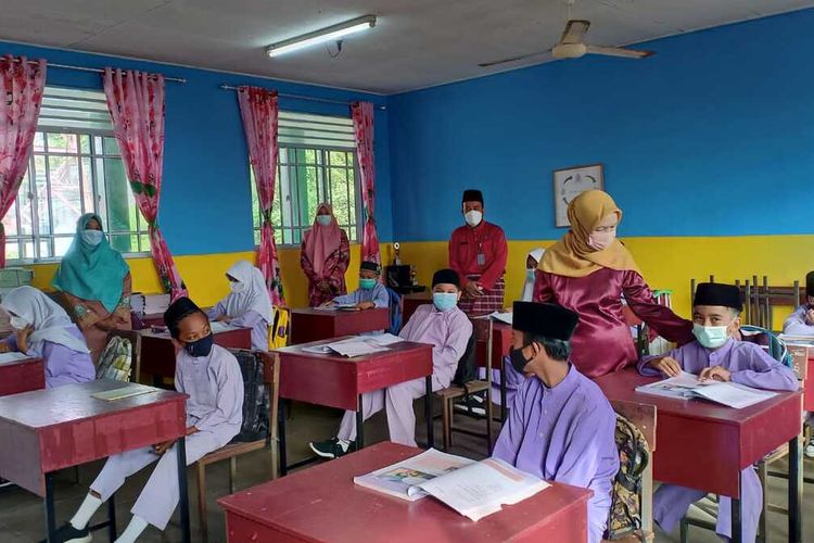 Hari pertama Pembelajaran Tatap Muka (PTM) secara terbatas di Kabupaten Karimun, Provinsi Kepulauan Riau (Kepri) berjalan dengan aman dan lancar.