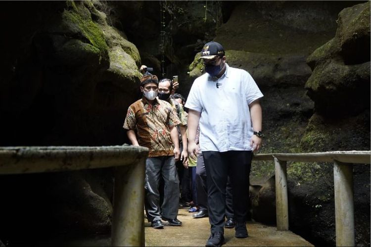 Bupati Kediri Hanindhito Himawan Pramana saat mengunjungi Gua Jegles di Desa Wisata Keling, Kecamatan Kepung, Kabupaten Kediri, Jawa Timur 