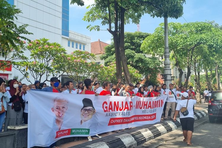 Sekitar seratus relawan menggelar aksi dukungan untuk Ganjar-Cak Imin di Jalan Pahlawan, Kota Semarang, Jumat (5/5/2023).