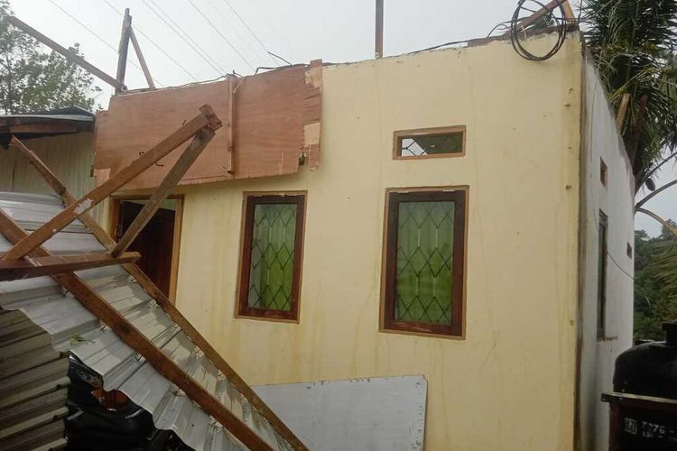 SD Muhamadiyah 2 Ambon yang berada di kawasan Waiheru, Kecamatan Baguala, Kota Ambon, Maluku rusak diterjang angin kencang, Kamis (16/2/2023)