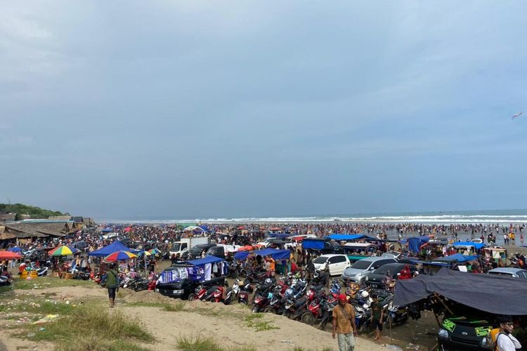 Situasi pantai Bagedur di Kabupaten Lebak, Provinsi Banten yang dipadati pengunjung, Rabu (4/5/2022).