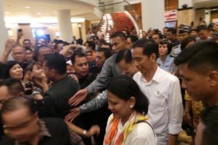 Presiden Joko Widodo dan Ibu Negara Iriana saat tiba di Hotel Grand Clarion, Makassar, Rabu (5/11/2014) malam. Para warga menunggunya hingga ke hotel tempat Jokowi menginap. 