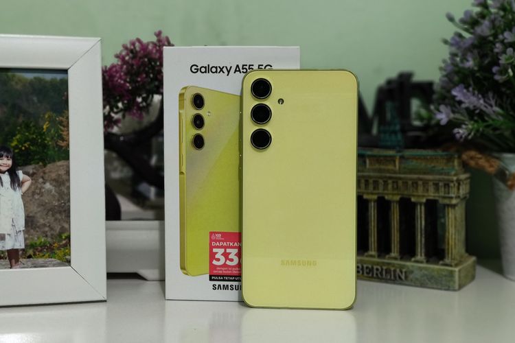 Galaxy A55 bersama kotak penjualannya.