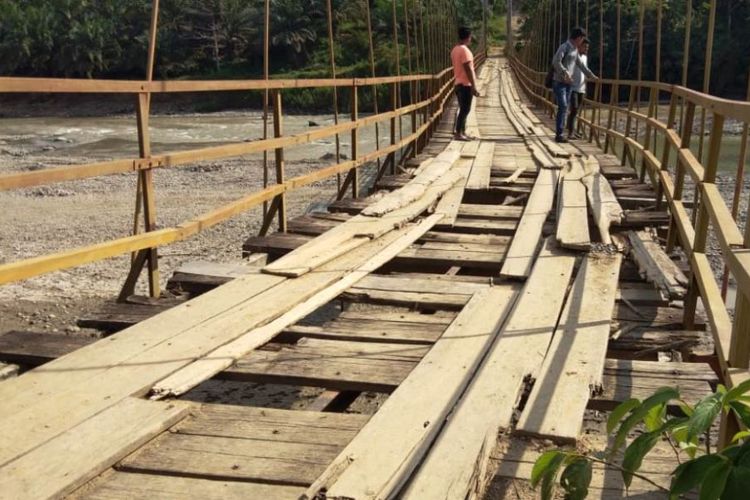 Warga berdiri jembatan gantung di Desa Dayah Seupeung, Kecamatan Geureudong Pase, Kabupaten Aceh Utara, Jumat (15/2/2019)