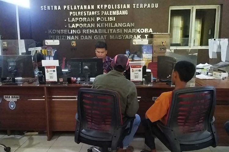 Ferli (38) saat membuat laporan di Polrestabes Palembang lantaran tidak terima anaknya telah ditampar guru PPL.