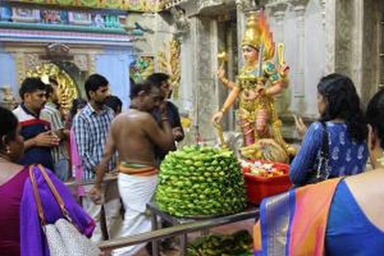 Dalam Kuil Sri Veeramakaliamman, kuil bagi umat Hindu di Singapura.