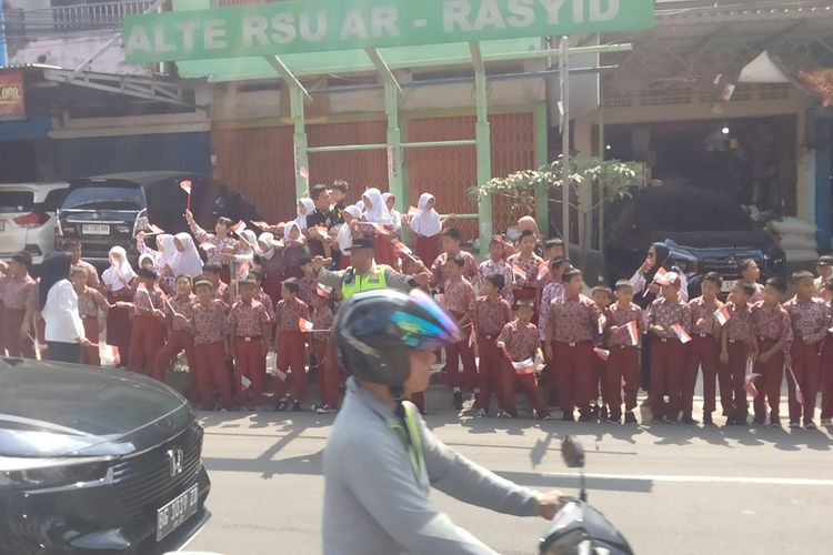 Murid Sekolah Dasar (SD) Negeri 129, Kecamatan Sukarami, Palembang, Sumatera Selatan begitu antusias menyambut kedatangan Presiden Prabowo Subianto, Rabu (23/4/2025)