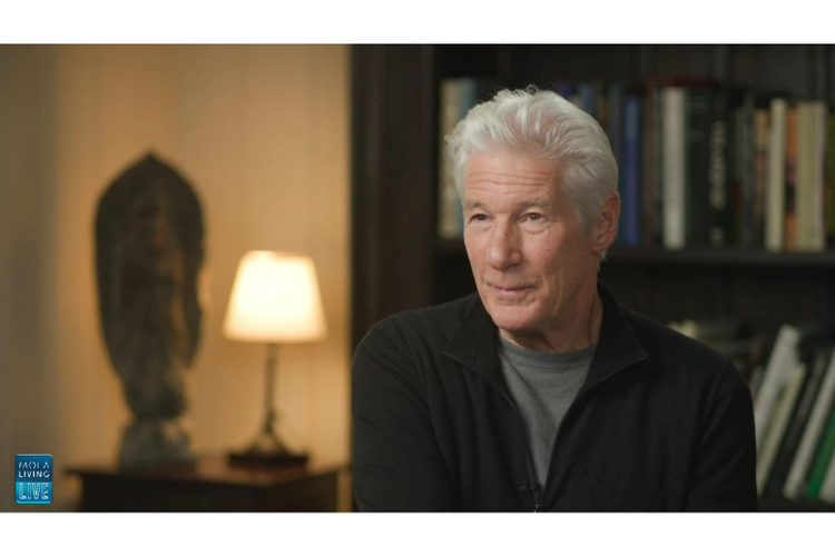 Richard Gere tampil dalam Mola Living Live. 