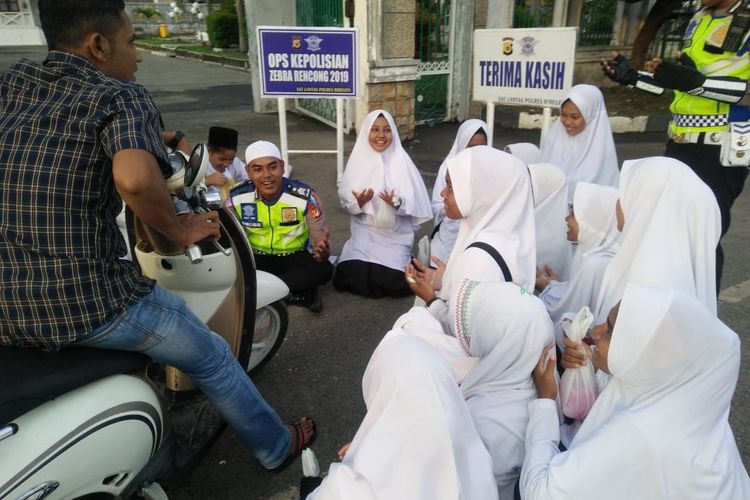 Santri dan polisi mendoakan pengendara yang melanggar aturan lalu lintas dalam razia di Kota Bireuen, Kabupaten Bireuen, Aceh, Jumat (25/10/2019)