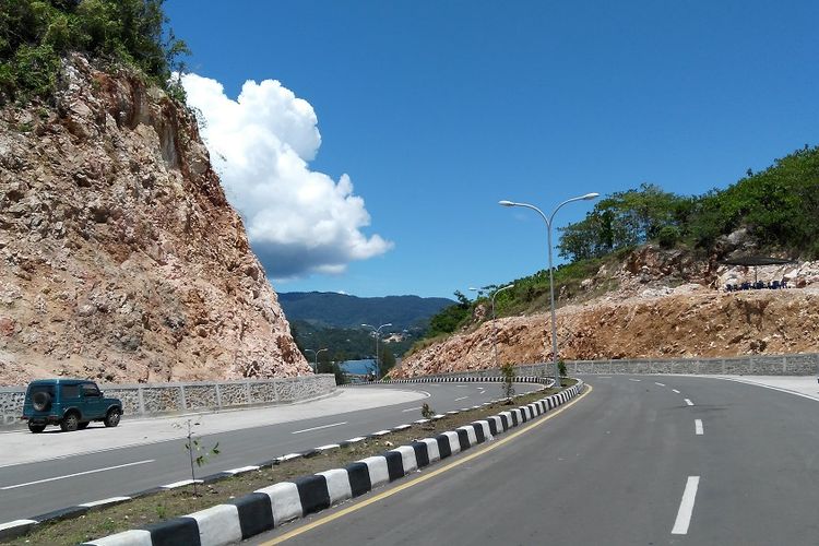 Jalan pendekat Jembatan Holtekamp, Jayapura, Papua.