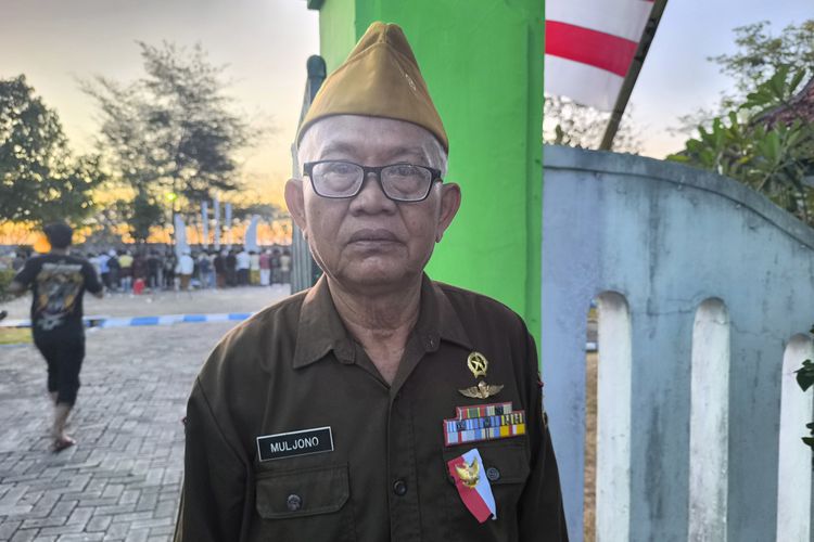 Muljono (75) salah satu veteran pembela yang masih aktif menceritakan sejarah kemerdekaan di Pamekasan, Minggu (18/8/2025)