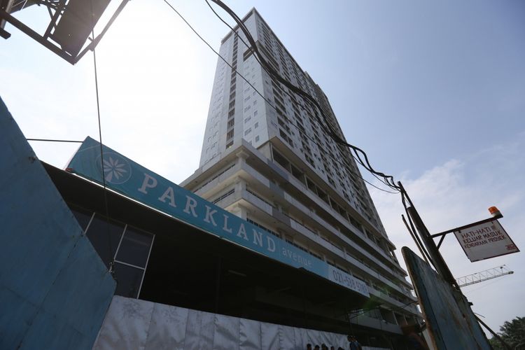 Jasad seorang pria ditemukan di kawasan Apartemen Parkland Avenue Serpong, Tangerang Selatan, Banten, Jumat (13/10/2017). Pria berinisial DK diduga bunuh diri dengan melompat dari lantai 31 Apartemen Parkland Avenue.