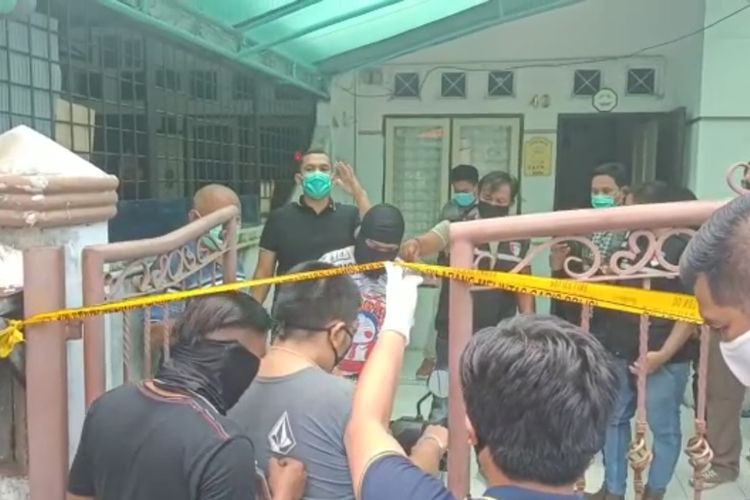 Tangkapan video pra-rekonstruksi pembunuhan perempuan di kompleks perumahan Cemara Asri, di Jalan Duku No 40 Kecamatan Percut Sei Tuan, Deli Serdang yang mayatnya ditemukan pada Rabu (6/5/2200) malam digelar pada Kamis (7/5/2020) sore.