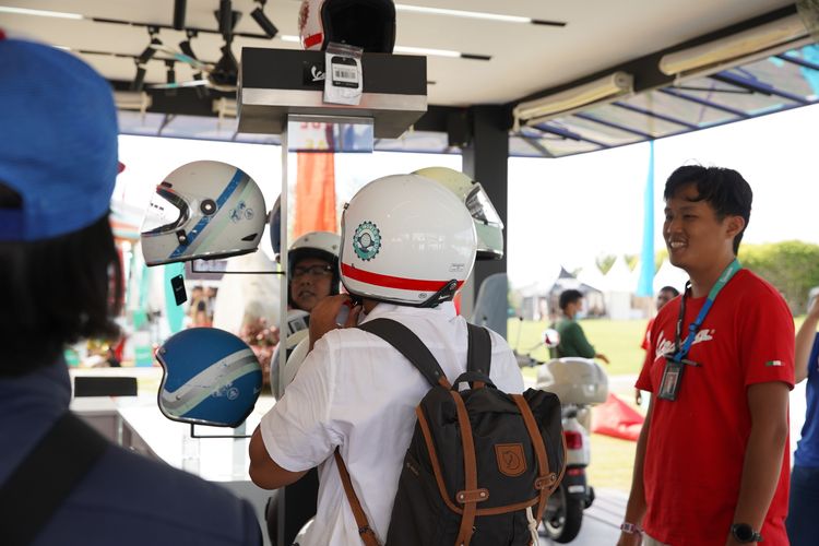 Helm spesial yang didedikasikan untuk helatan Vespa World Days (VWD) 2020/22 