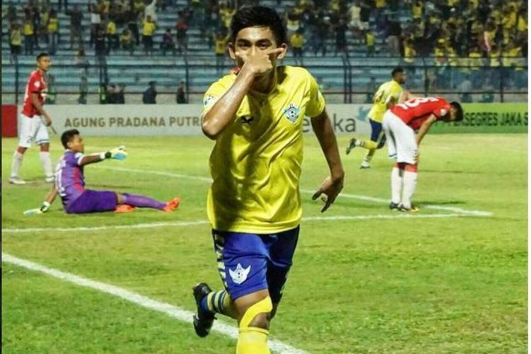 Penyerang Persegres Gresik United, Arsyad Yusgiantoro, melakukan selebrasi Dybala mask yang menjadi ciri khas penyerang Juventus, Paulo Dybala.