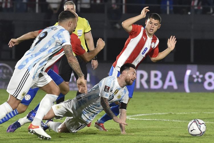 Penyerang Argentina Lionel Messi dilanggar oleh pemain Paraguay pada laga lanjutan Kualifikasi Piala Dunia 2022 Zona Amerika Serikat di Stadion Defensores del Chaco, Jumat (8/10/2021) pagi WIB.