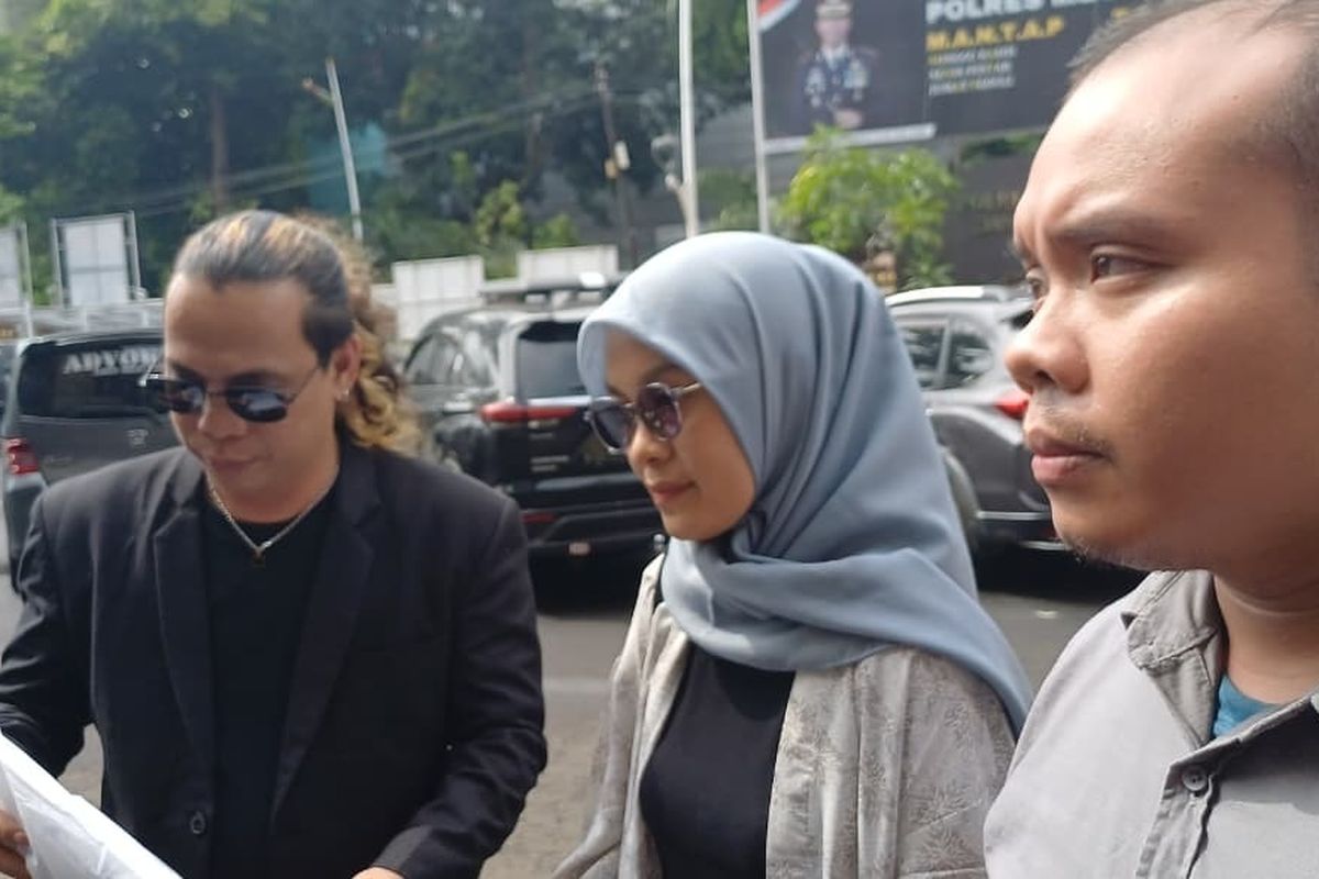Kuasa hukum Stifan Heriyanto (kiri), Ayu (tengah) saat ditemui di Polres Metro Jakarta Selatan, Selasa (7/10/2025).