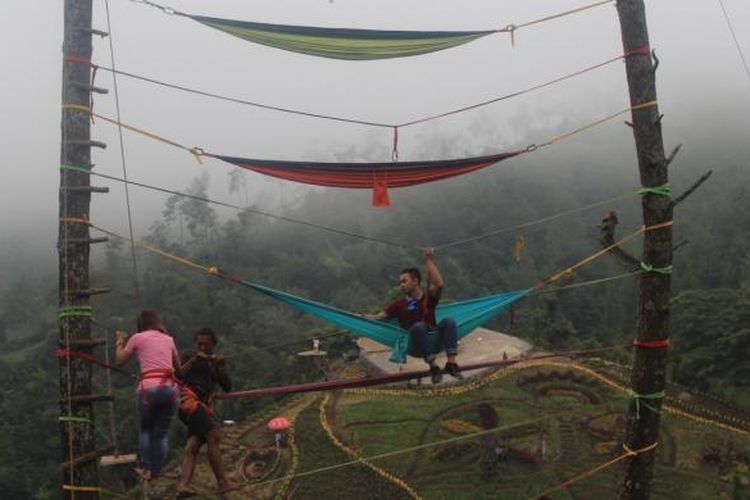 Sejumlah wisatawan saat memanjat hammock tower di Batu Flower Garden, Coban Rais, Kota Batu, Jawa Timur, Sabtu (21/1/2017).