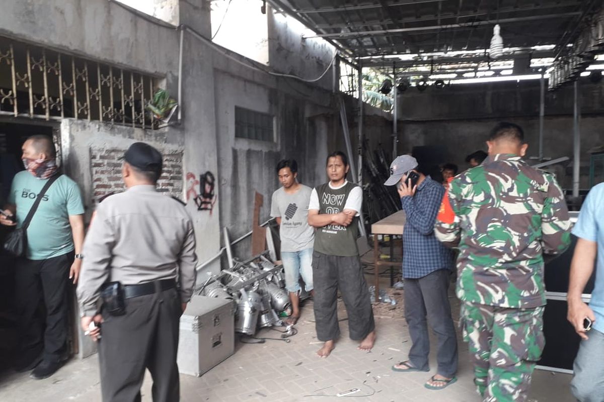 Lokasi tempat kerja salah satu terduga terorisme, R, di Jalan Agus Salim, Tanjung Karang Pusat digeledah Tim Densus 88 Antiteror, Senin (14/10/2019). Empat orang ditangkap di Bandar Lampung.