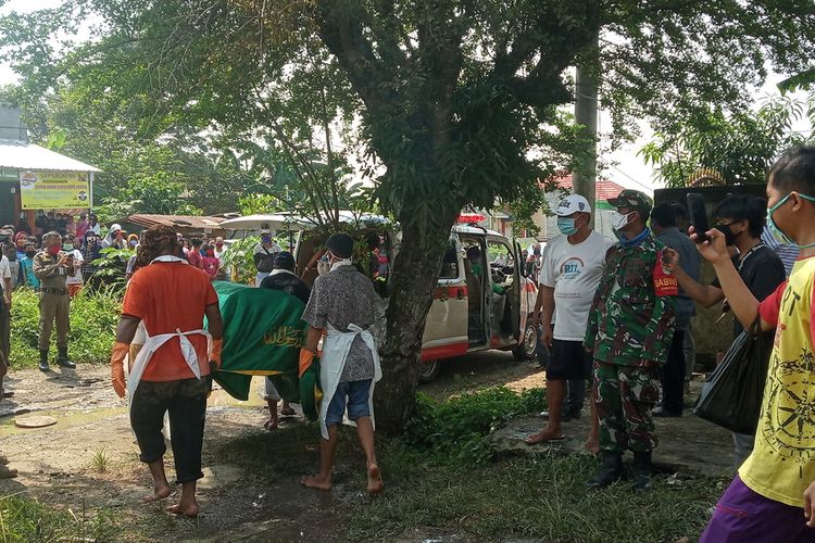 Tim forensik RS Polri dibantu Automatic Fingerprint Identification System (Inafis) Polres Bogor mengidentifikasi jenazah perempuan tanpa identitas yang dikubur di belakang kontrakan di Desa Kapasiran, Kecamatan Parung Panjang, Kabupaten Bogor, Jawa Barat, Jumat (8/5/2020) siang.