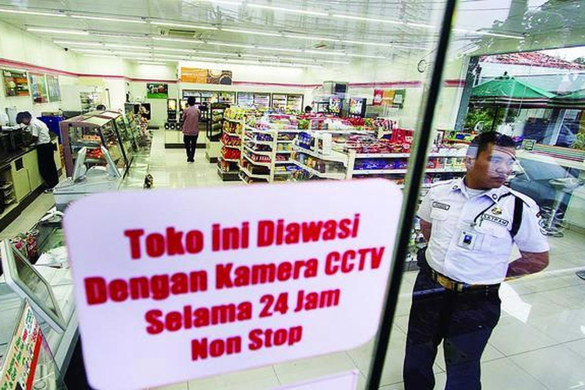 Untuk menjaga kemananan, minimarket Seven Eleven  di Kemangisan, Jakarta, mempekerjakan petugas satpam dan mengoperasikan kamera CCTV, seperti pada Rabu (11/1). Minimarket, khususnya yang buka  24 jam, kini rawan menjadi target para perampok.