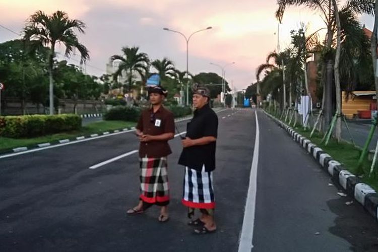 Pecalang sedang bertugas saat Nyepi di Jalan Raya Tuban, Badung, Bali, Rabu (8/3/2016).