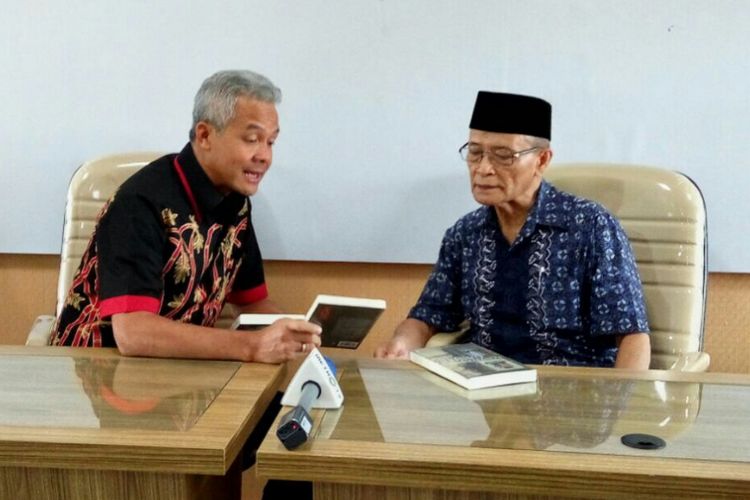 Ganjar Pranowo menjelaskan isi buku yang diberikan kepada Buya Syafii Maarif.