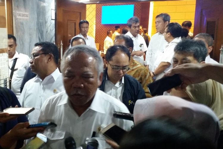 Menteri PUPR Basuki Hadimuljono seusai melakukan rapat dengan Komisi V DPR untuk menyerahkan Daftar Inventarisasi Masalah Rancangan Undang-Undang Sumber Daya Air, Senin (23/7/2018) di Jakarta.