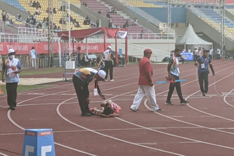 Sapto Yogo Purnomo menjatuhkan diri ke lintasan usai memastikan medali emas nomor lari 400 meter ASEAN Para Games 2022 yang digelar di Stadion Manahan, Rabu (3/8/2022).