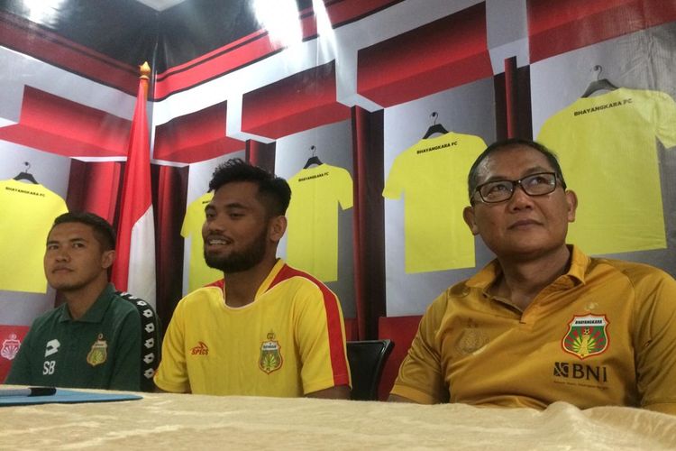 Saddil Ramdani (kiri) ditemani oleh COO Bhayangkara FC, Sumardji (kanan) dalam sesi konferensi pers sebagai pemain baru Bhayangkara FC, Jumat (8/2/2020).